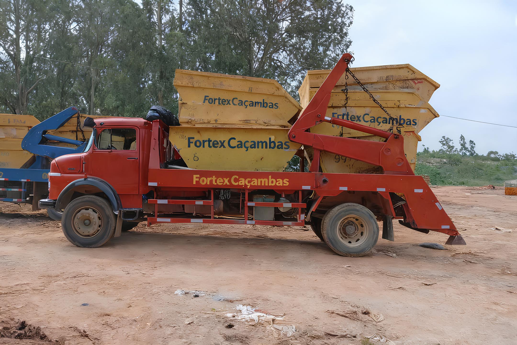 Caminhão FORTEX Caçambas realizando operação